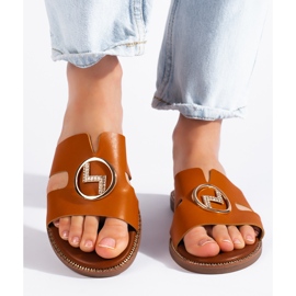 Braune flache Flip-Flops mit Goldverzierung 1