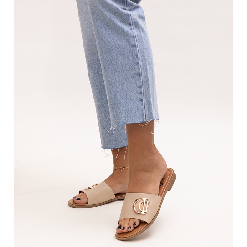 Beigefarbene Pantoletten mit Schnalle von Almeita 1