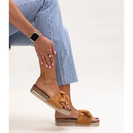 Braune Flip-Flops mit massiver Peletra-Sohle 1