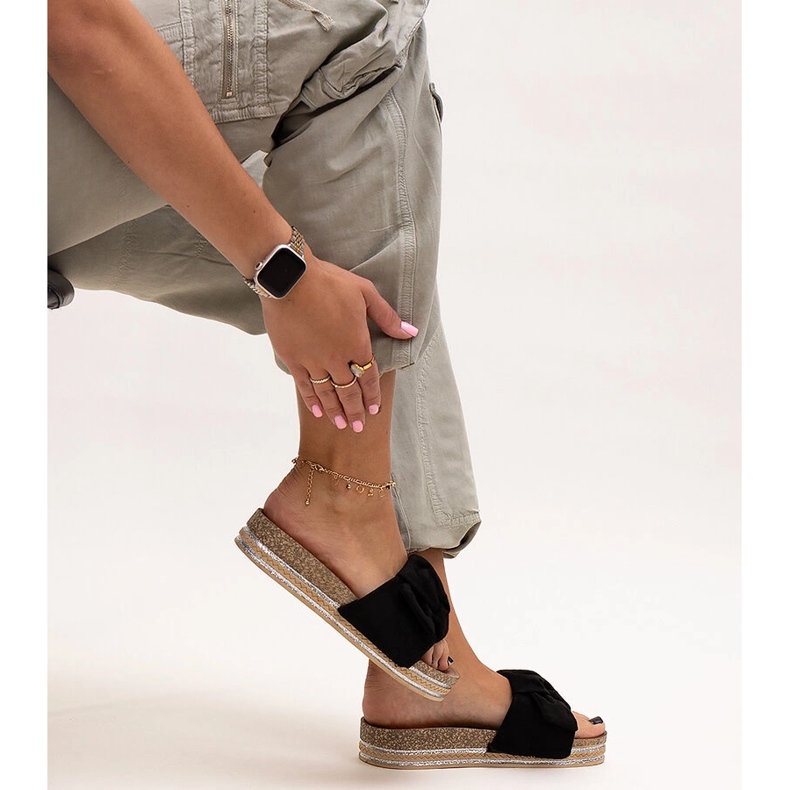 Schwarze Flip-Flops mit massiver Peletra-Sohle 1