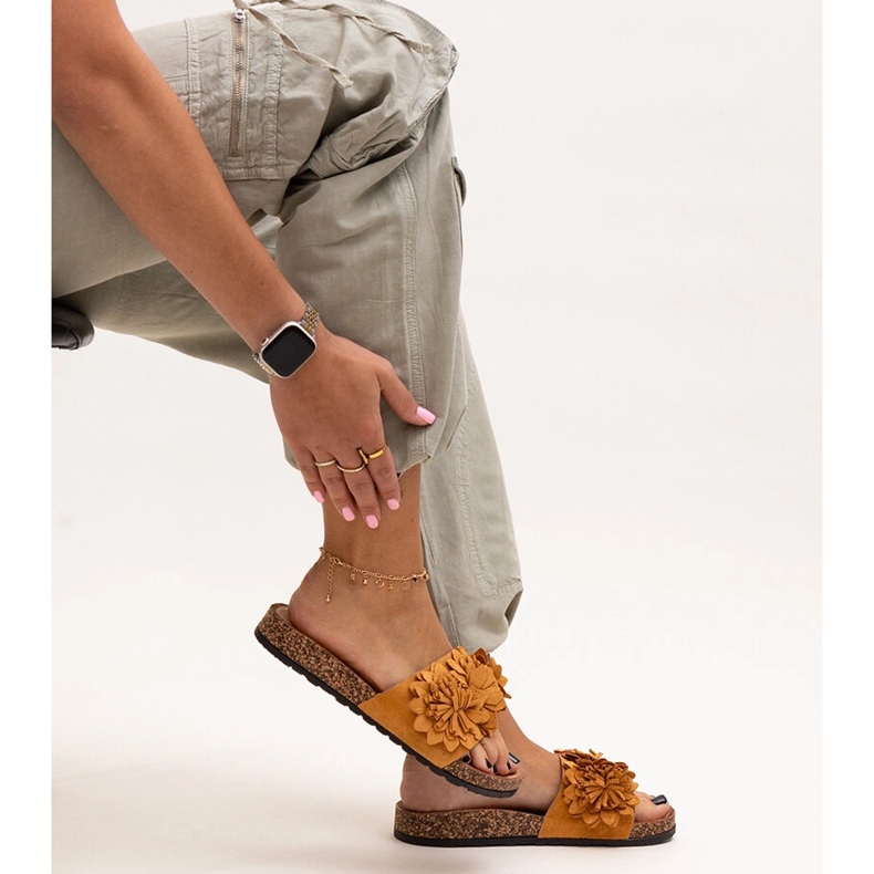 Flip-Flops mit Blumen auf einer Korksohle von Almida braun 1