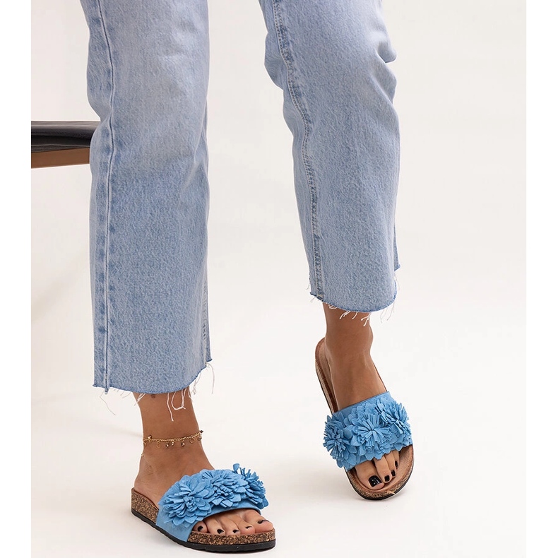 Flip-Flops mit Blumen auf einer Korksohle von Almida blau 1