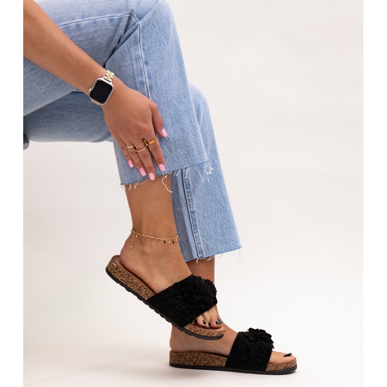 Flip-Flops mit Blumen auf einer Korksohle von Almida schwarz 1