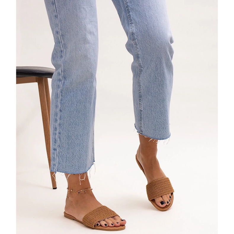 Braun bestickte Marika-Hausschuhe 2