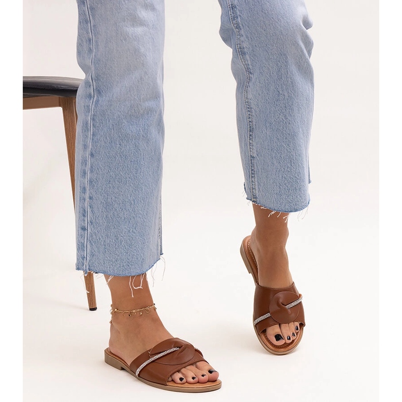 Hüte, verziert mit einem Riemen mit Amari-Zirkonen braun 1