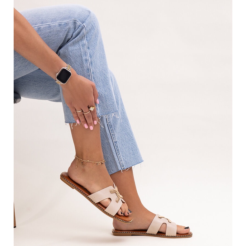 Hellbeige Flip-Flops mit Razanna-Schnalle 1