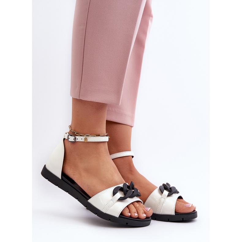 Flache Damensandalen mit Kette Vinceza 17320 Weiß 2