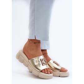 Damen-Flip-Flops aus Leder mit Goldverzierung auf Keilabsatz Vinceza 41444 Gold golden 2