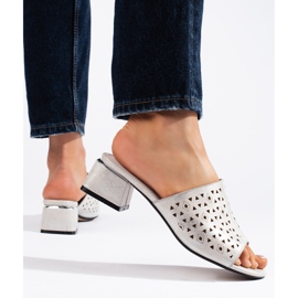 Durchbrochene silberne Flip-Flops mit niedrigem Absatz 1