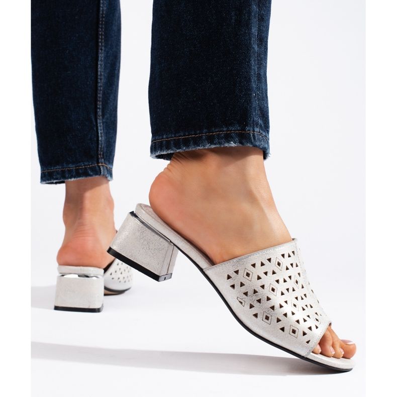 Durchbrochene silberne Flip-Flops mit niedrigem Absatz 1