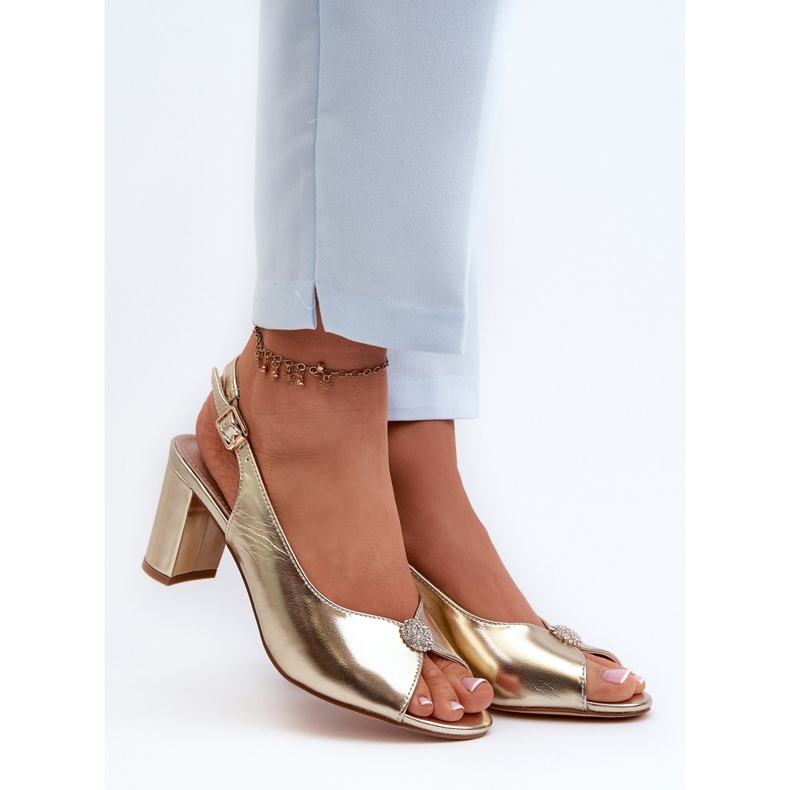 Elegante High-Heel-Sandalen mit goldener Trasea-Verzierung 2