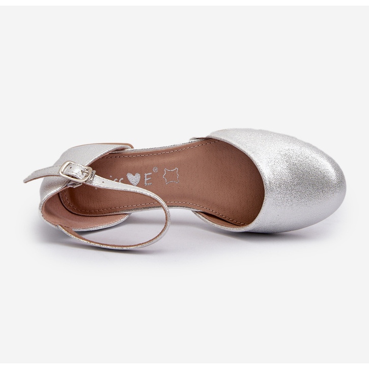 Glänzende silberne Nelly-Sandalen für Kinder mit niedrigem Absatz 1