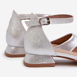 Glänzende silberne Nelly-Sandalen für Kinder mit niedrigem Absatz 2