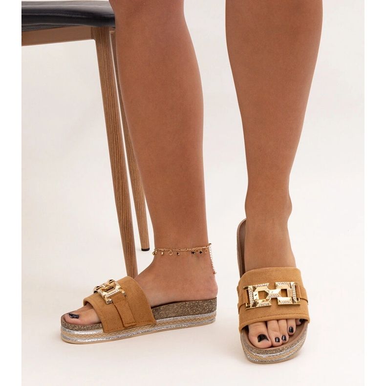 Braune Flip-Flops mit glänzender Schnalle von Niamh 1