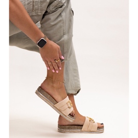 Beigefarbene Flip-Flops mit glänzender Schnalle von Niamh 1