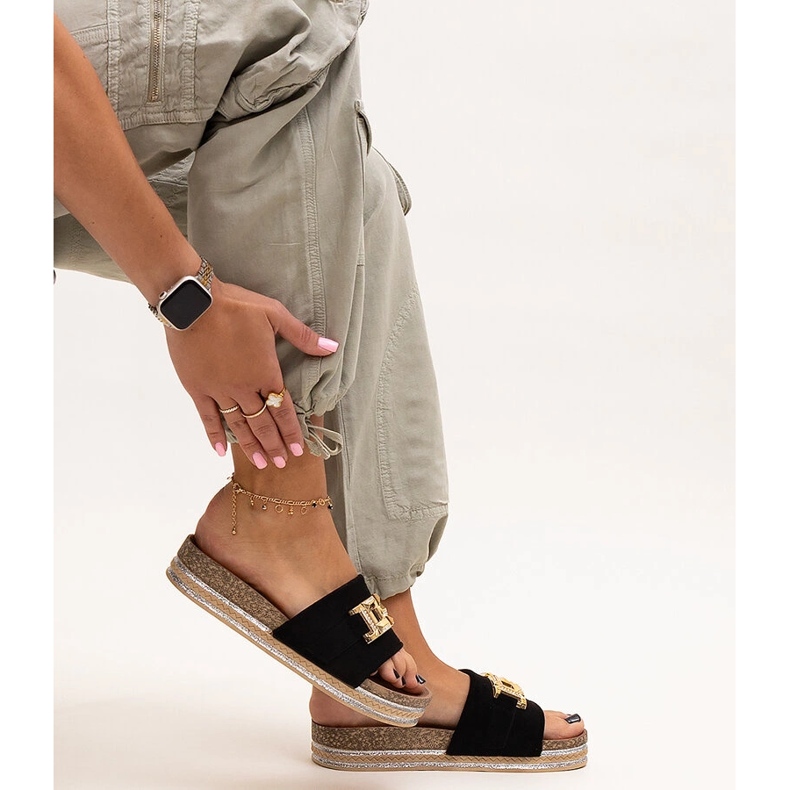 Schwarze Flip-Flops mit glänzender Schnalle von Niamh 1