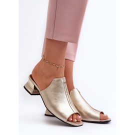 Elegante Damen-Flip-Flops aus Naturleder mit niedrigem Absatz Maciejka 06360-25 Gold golden 2