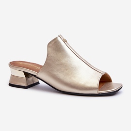 Elegante Damen-Flip-Flops aus Naturleder mit niedrigem Absatz Maciejka 06360-25 Gold golden 1