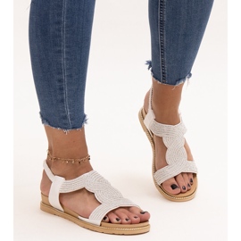 Weiße Sandalen, verziert mit Gairsa-Zirkonen 2