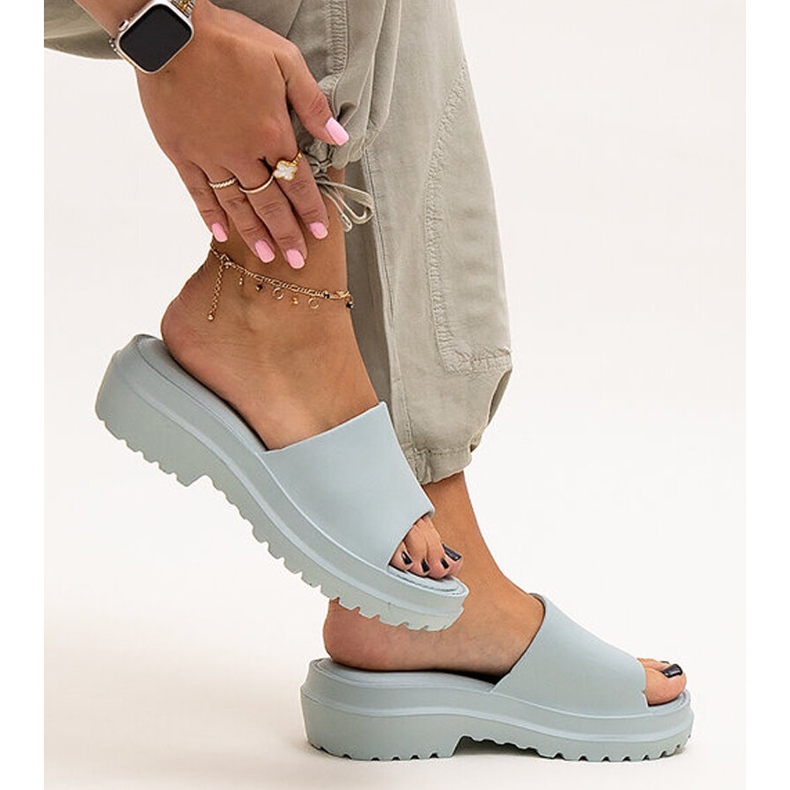 Mintfarbene Flip-Flops mit dicker Sohle von Soiza blau 1