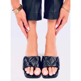 Breithackige Helen Black Pantoffeln schwarz 1