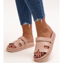 Beige Flip-Flops mit Klettverschluss von Kassis 1