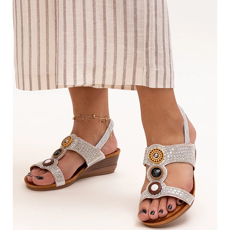 Glänzende Sandalen mit niedrigem Keilabsatz von Azeeza silber- 1