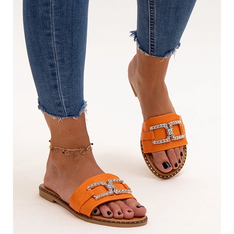 Orangefarbene Flip-Flops mit dekorativer Schnalle von Rochaela 1