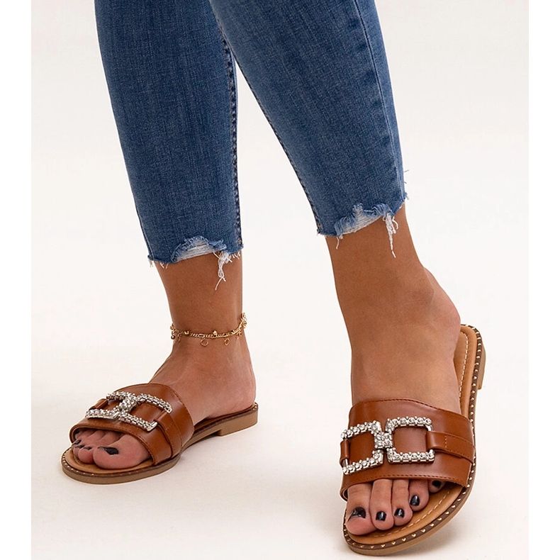 Braune Flip-Flops mit dekorativer Schnalle von Rochaela 1