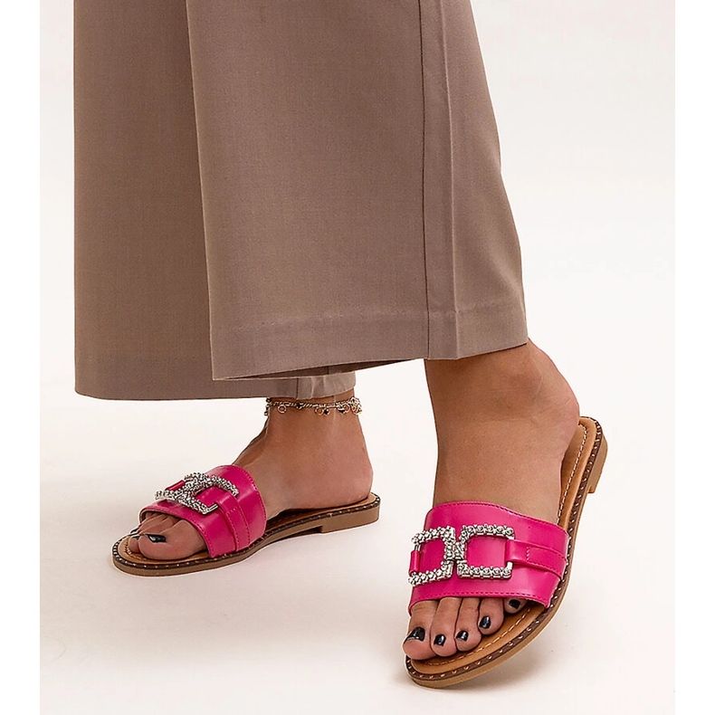 Dunkelrosa Flip-Flops mit dekorativer Schnalle von Rochaela 1