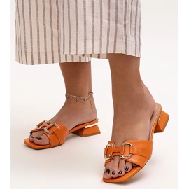 Flip-Flops mit niedrigem Absatz und dekorativer Luara-Schnalle orange 1