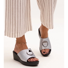 Silberne Pantoletten mit Keilabsatz und Keirenh-Schnalle silber- 1