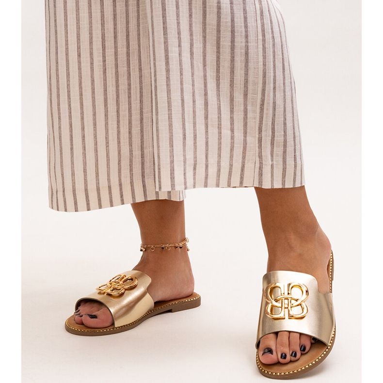 Goldene Flip-Flops, verziert mit einer Perkin-Schnalle 1