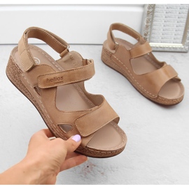 Bequeme Damen-Keilsandaletten aus Leder, beige Helios 138.07 1