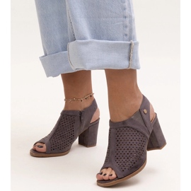 Evento Durchbrochene Sandaletten mit hohen Absätzen und Heilma-Innensohle aus Leder grau 1