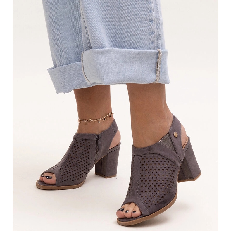 Evento Durchbrochene Sandaletten mit hohen Absätzen und Heilma-Innensohle aus Leder grau 1