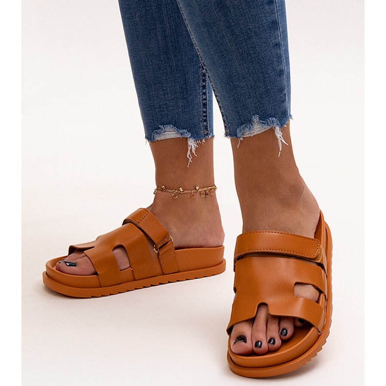 Braune Flip-Flops mit Klettverschluss von Kassis 1