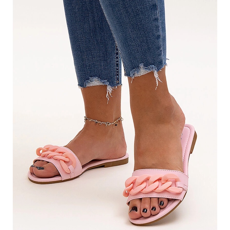 Rosa Flip-Flops mit einer matten Aliyan-Kette 1