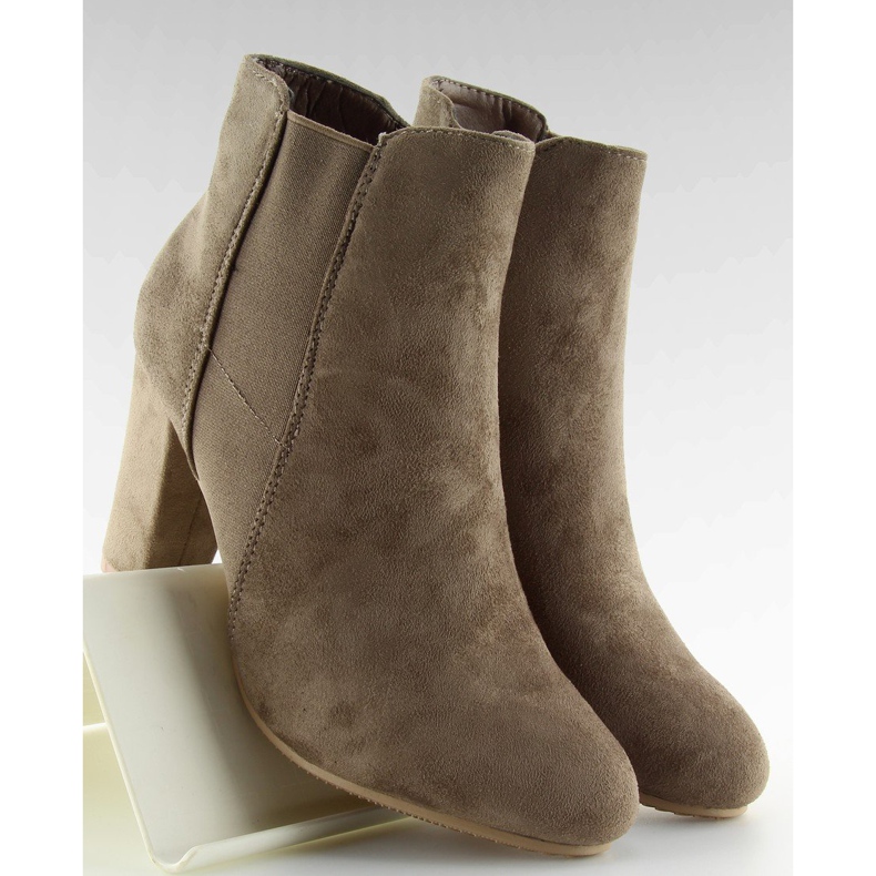 Stiefel auf Fersen beige khaki isoliert 1