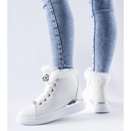 Weiße Sneakers mit Fell von Fiemme 2