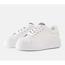 Weiße Sneaker mit auffälliger Asmait-Verzierung 2