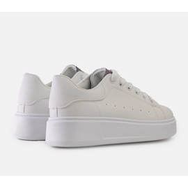 Weiße Sneaker mit auffälliger Asmait-Verzierung 1