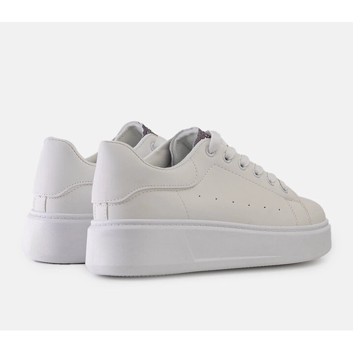 Weiße Sneaker mit auffälliger Asmait-Verzierung 1