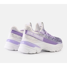 Weiße und lilafarbene, glänzende, massive Sneakers von Senai 1
