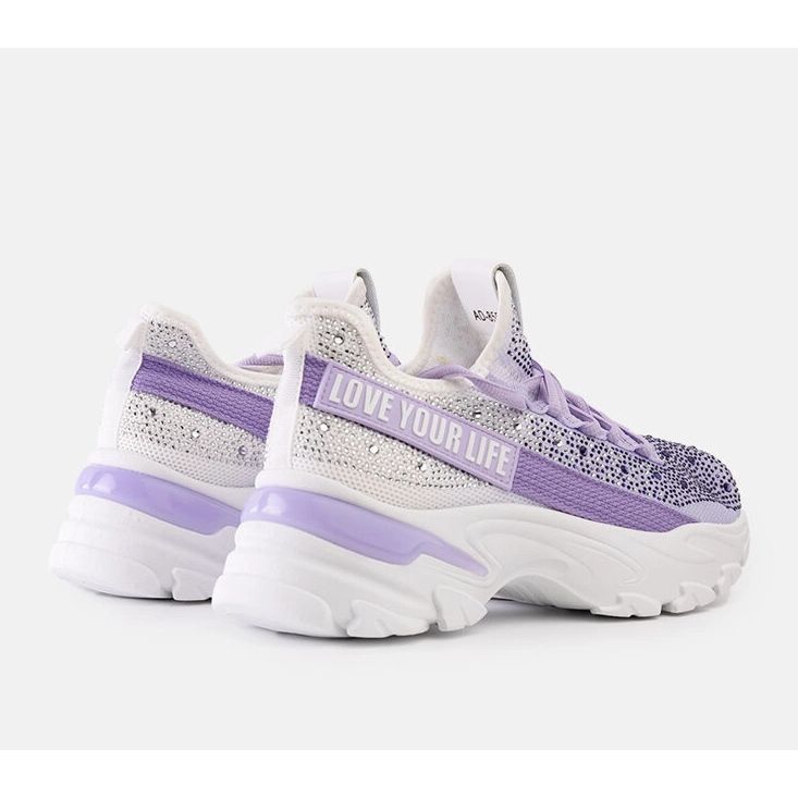 Weiße und lilafarbene, glänzende, massive Sneakers von Senai 1