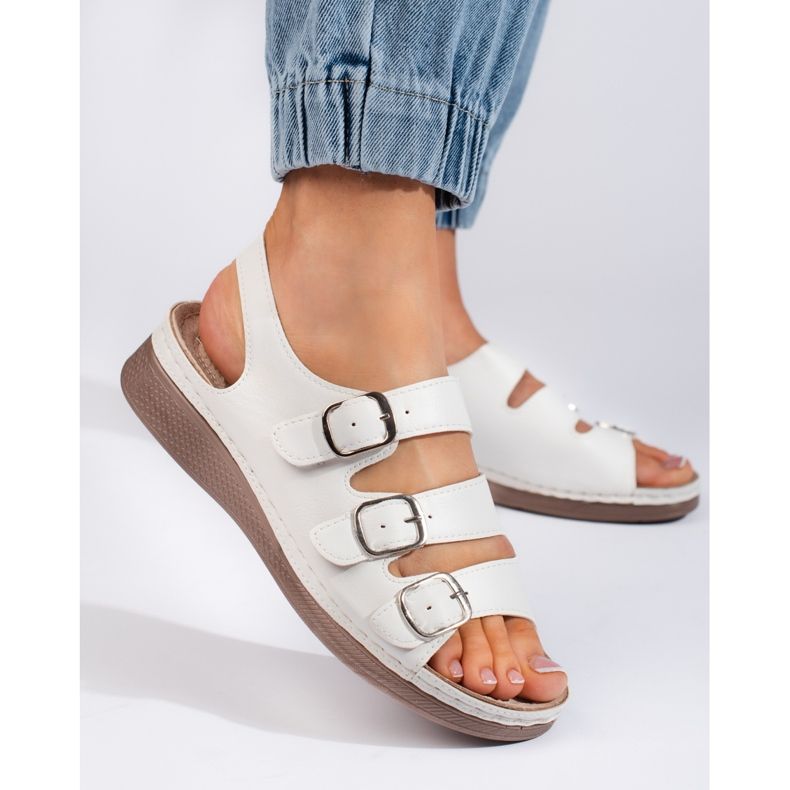 Bequeme weiße Sandalen mit niedrigem Keilabsatz 1