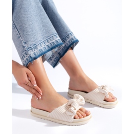 Beige Hausschuhe mit Schleife 1