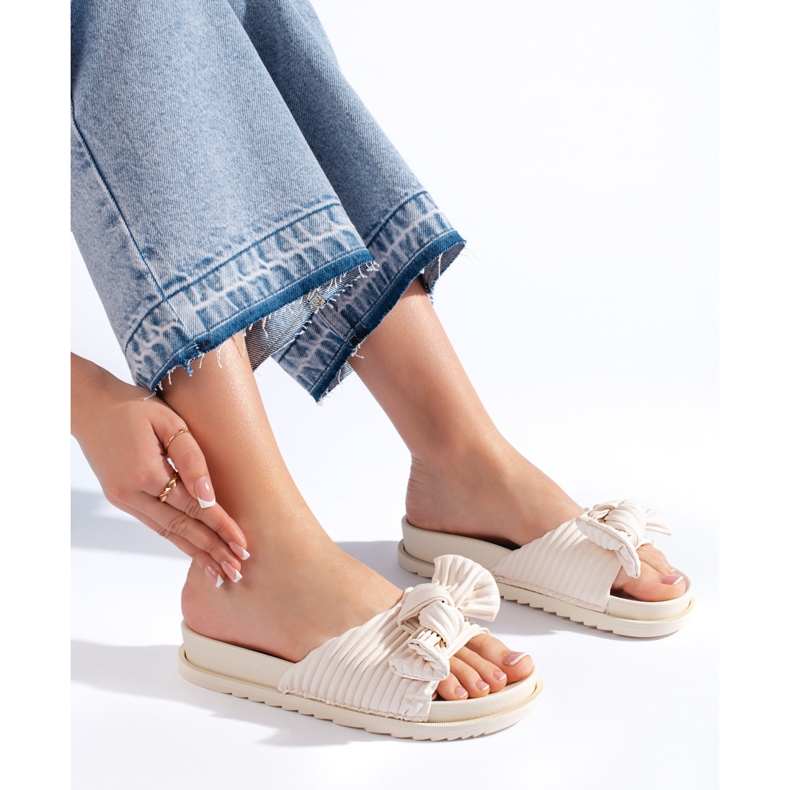 Beige Hausschuhe mit Schleife 1