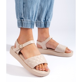 Beige Damensandalen auf der Plattform 2