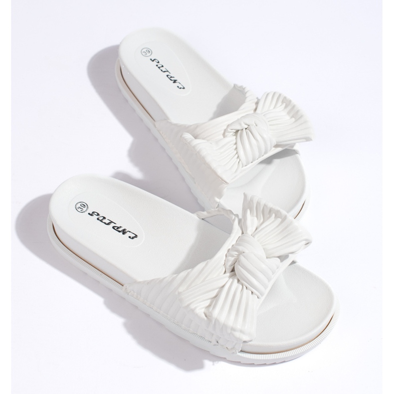 Weiße Flip-Flops mit dicker Sohle 1